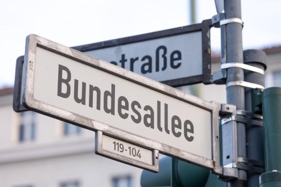 Straßenschild, welches die Straße "Bundesallee" zeigt