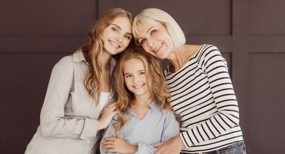 3 Generationen (Großmutter, Mutter, Tochter)