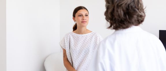 Frau im Gespräch mit Ärztin