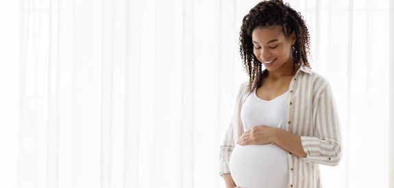 Schwangere Frau hält Ihren Bauch