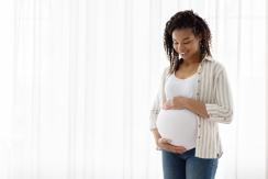 Schwangere Frau hält Ihren Bauch