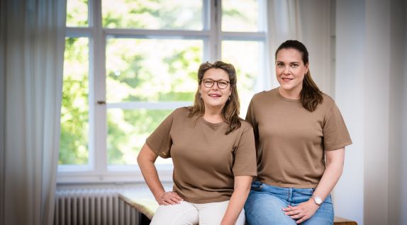 Marit Glasberger & Dr. Melanie Brix in braunen T-Shirts