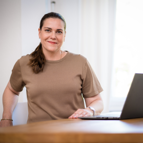 Marit Glasberger am Laptop