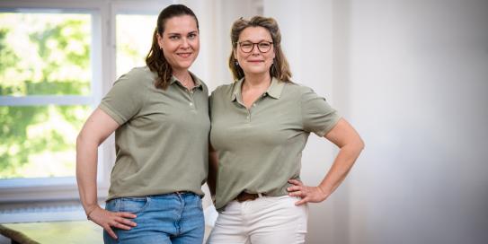 Marit Glasberger & Dr. Melanie Brix in grünen Polos