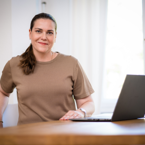 Marit Glasberger am Laptop