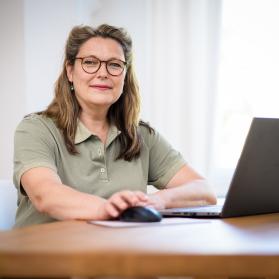 Dr. Melanie Brix am Laptop