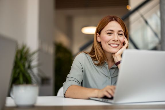 Frau sitzt an einem Laptop